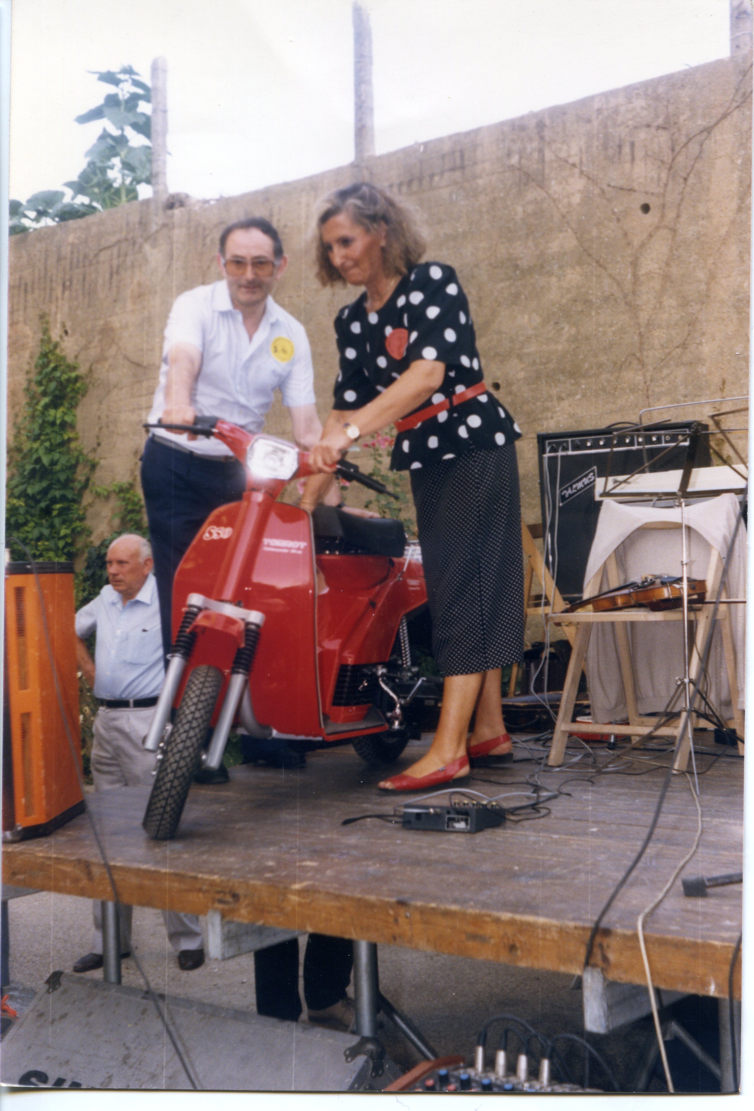 Sorteig del ciclomotor, a les festes d'estiu de l'Associació de Veïns, el 1986. 